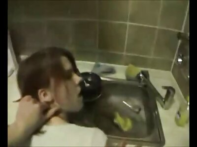 چھوٹی سنہرے بالوں والی فلم پورنو ایلسا جین فٹنگ روم میں ایک گھوڑے کو چودتی ہے۔